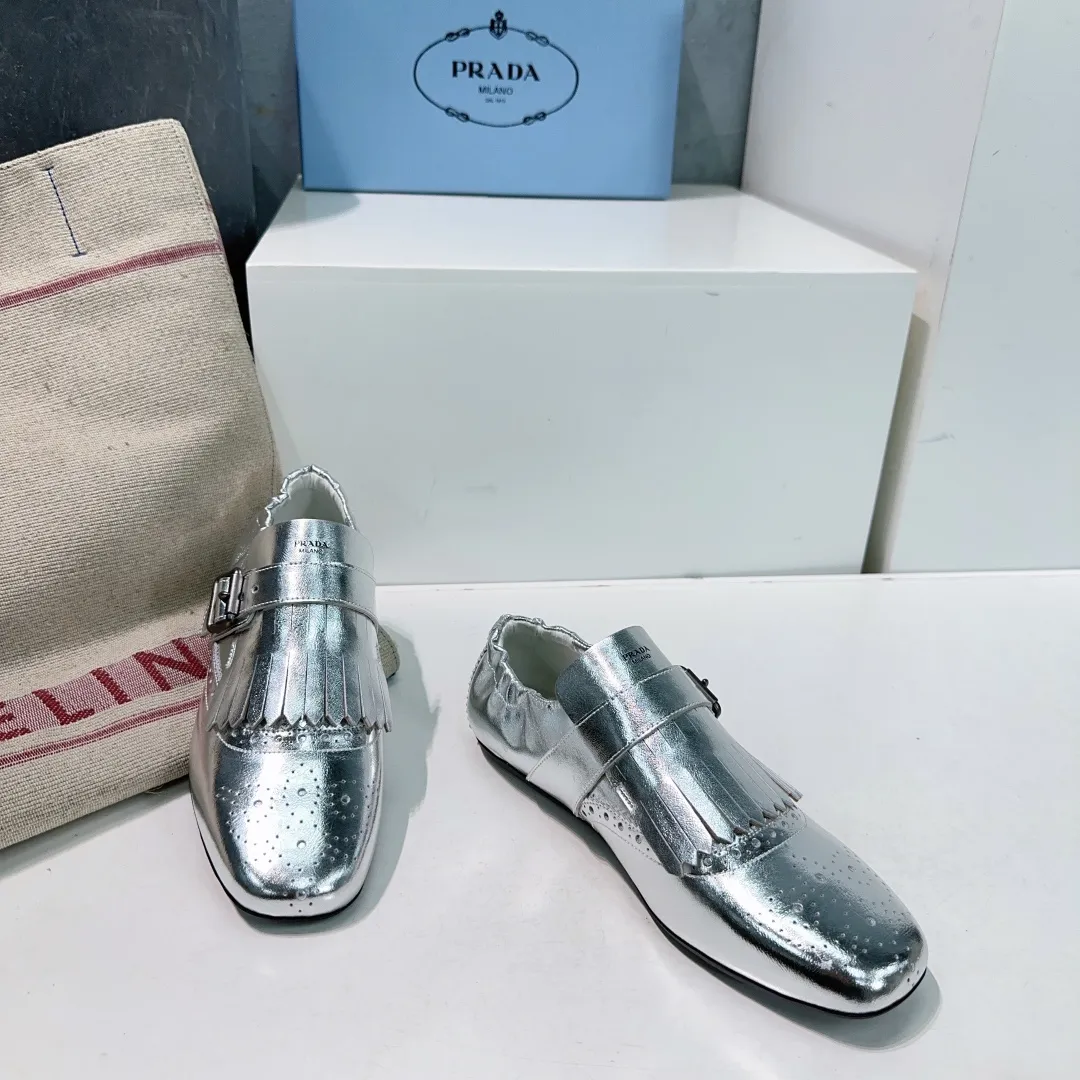 👟👟Ex-factory price 580👟👟! Prada 25 spring and summer catwalk new brogue carved tassel retro loafers and slippers series 🔥 🌟🌟🌟This shoe deliberately presents a classic and retro style, with both masculine temperament and feminine style, forming a binary contrast, highlighting the iconic style of the Prada series. The tassels are crafted using special craftsmanship, and details such as buckles and brogue patterns reveal traditional charm. An unconventional and surprising reinterpretation, the shoe is re-launched in a more fashionable design. The upper is made of imported calfskin, the lining is sheepskin, and the original molded rubber sole. Number of yards: 35-40 (40 pieces are non-refundable). Comes with original packaging.
